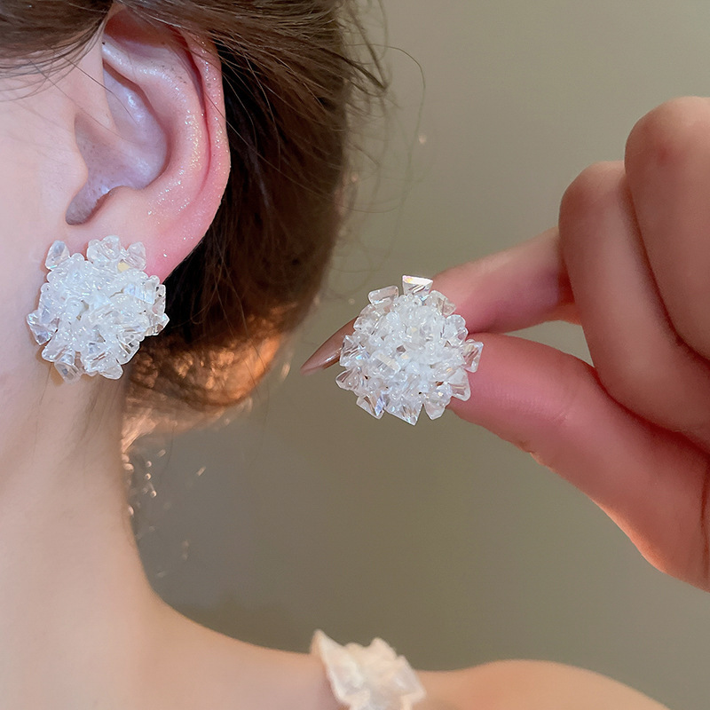 Pendientes de perlas asimétricas con cuernos de diamantes súper parpadeantes de plata Pendientes de nicho de viento frío femenino Pendientes de lujo ligero de alta calidad