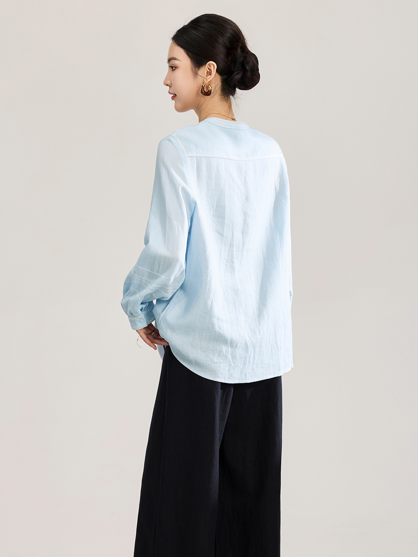 Áo sơ mi nữ chất liệu linen phối màu tay ngắn phong cách Pháp — màu xanh nhạt