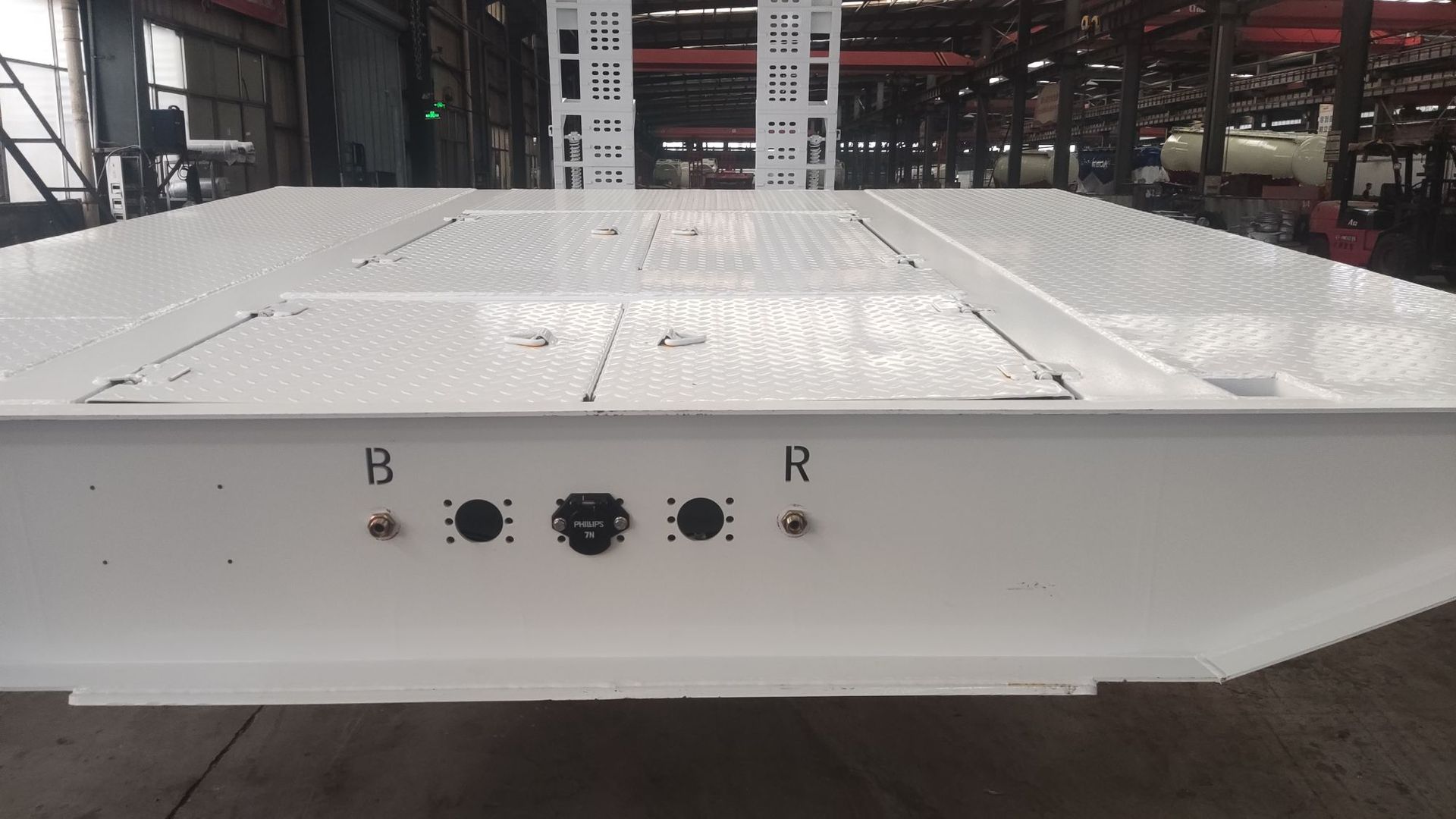 Excavator trailer for large equipment transportation, three-axle ladder-type hook trailer, heavy-duty engineering machinery transport