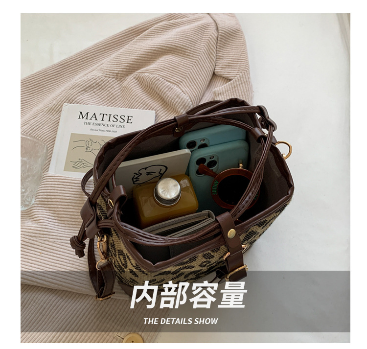 Fashion Small Bag Female New Fashion Autumn And Winter Retro One-shoulder Messenger Bag display picture 23