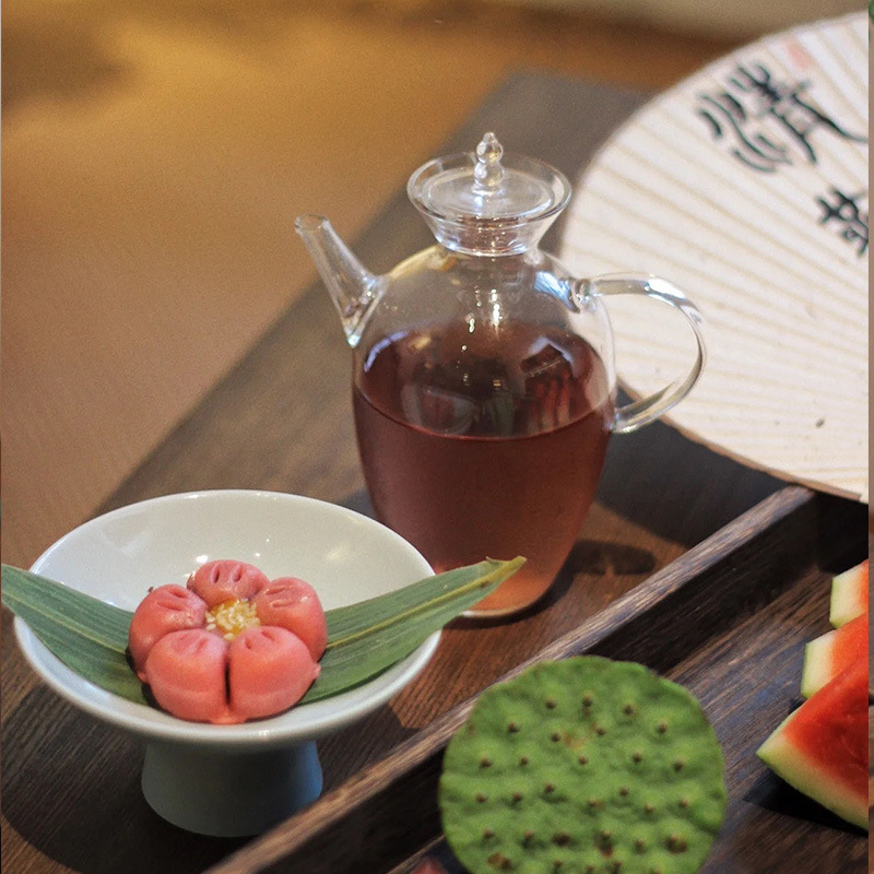 竹の葉のお菓子は中国式の葉のお茶を並べて竹の道具の甘い心のお茶のお菓子の皿の茶屋の茶室を休んでちまきの葉を飾ります。|undefined