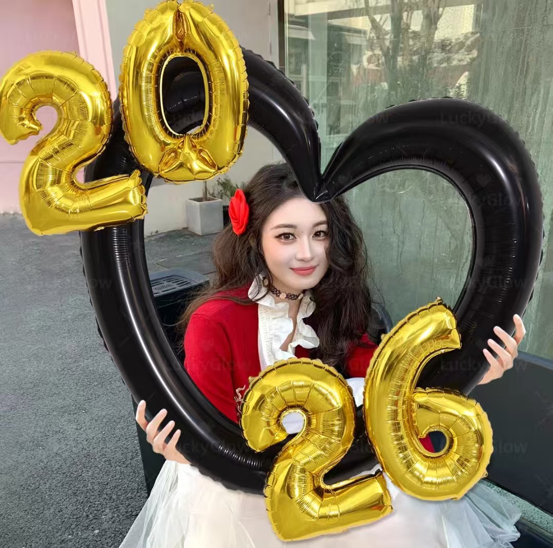 Dekorationen für die Silvesterparty und den jährlichen Geburtstag: Ausgehöhlter herzförmiger Fotorahmen, Aluminiumfolienballons, Foto-Requisiten-Setup_voghion.com