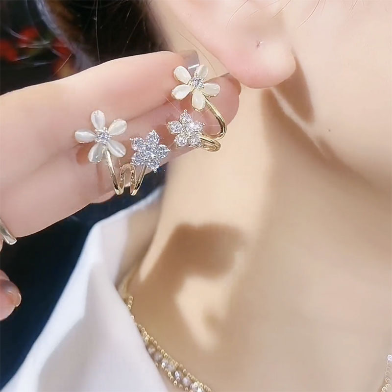 Sophisticated universal fresh summer elegant fashionable earrings