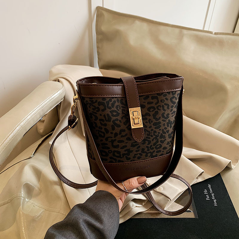 Bolso retro para mujeres 2025, nuevo bolso de estilo extranjero, diseño de nicho de empalme elegante, bolso de hombro inclinado