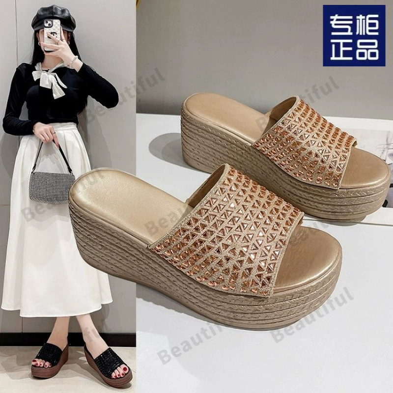 Женские летние тапочки нового стиля для верхней одежды, модная мягкая подошва со стразами, легкие нескользящие женские тапочки на высоком каблуке.