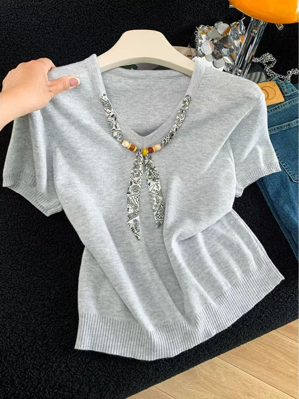 Áo thun nữ tay ngắn thiết kế khăn lụa phối họa tiết, dáng rộng thoải mái phong cách Hàn Quốc — màu trắng
