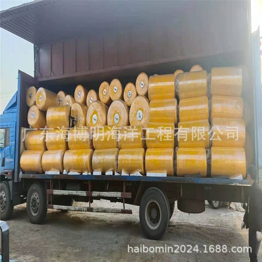 Корабли в городе Хайкоу с твердыми резиновыми защитными щитами