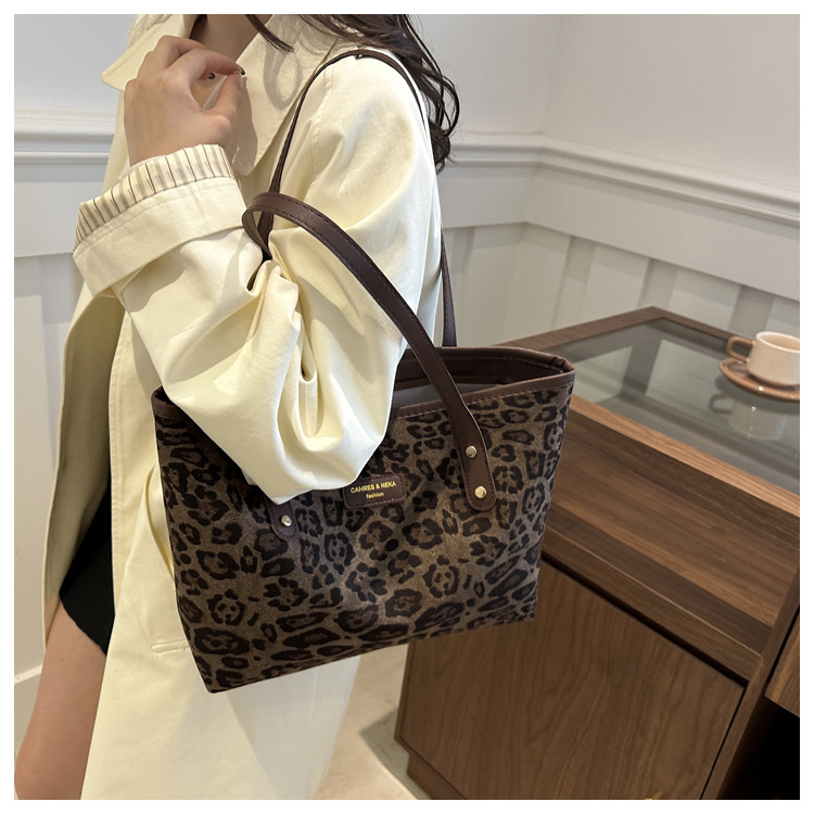 This is a new 2024 trendy and stylish large-capacity handbag for women. It is a fashionable and stylish single-shoulder tote bag for autumn and winter undefined