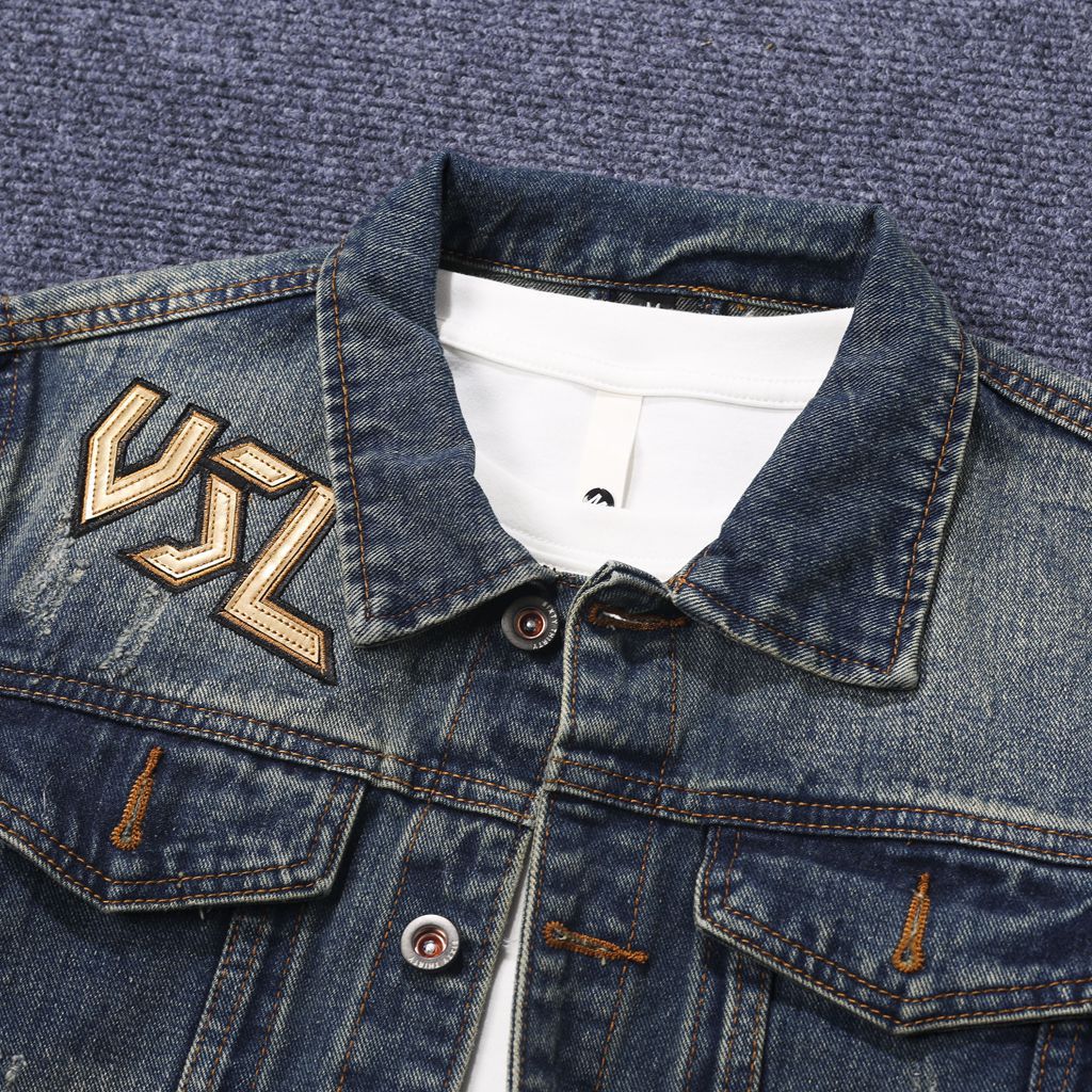 Lyxig denimjacka för män i biker-stil med trendig brodyr_voghion.com