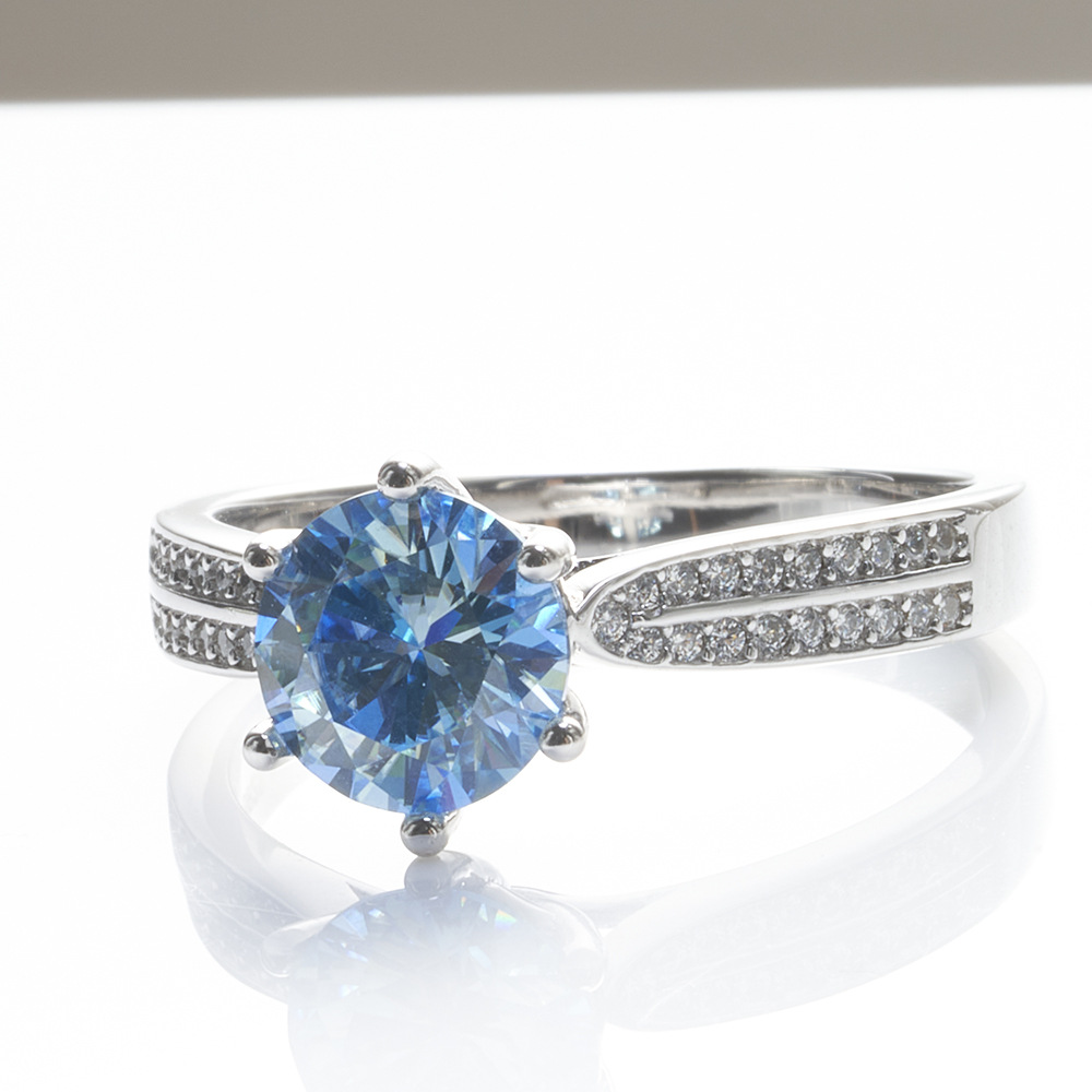 Anillo de piedra azul de diamante