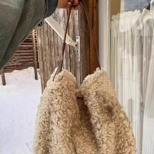 High-quality large-capacity portable plush bag for women, fashionable commuting shoulder, versatile soft curly plush tote bag