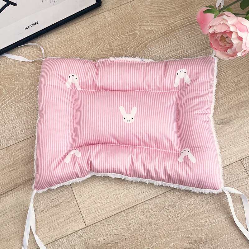 핑크 줄무늬가있는 흰 토끼