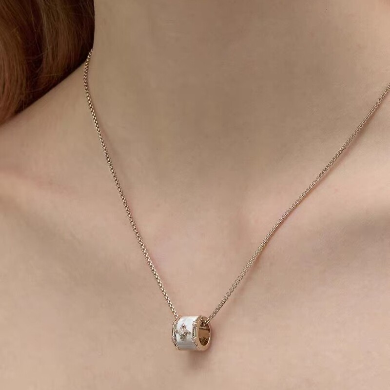 Hengzi's Same Style Mother-Of-Pearl Iris Flower Necklace in Coffee Gold with a French Retro Design Clavicle Chain for Women