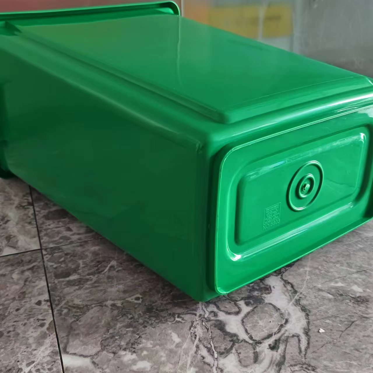 厂家直销60升塑料环卫垃圾桶全新料带盖带轮分类箱商场公园垃圾箱