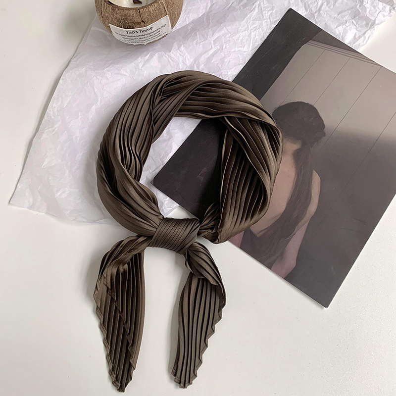 Pañuelo de seda de alta calidad nuevo estilo de color sólido arrugado bufanda de seda para mujer bufanda en forma de diamante versión coreana de la bufanda de seda de imitación pequeña bufanda en la cabeza banda para el cabello