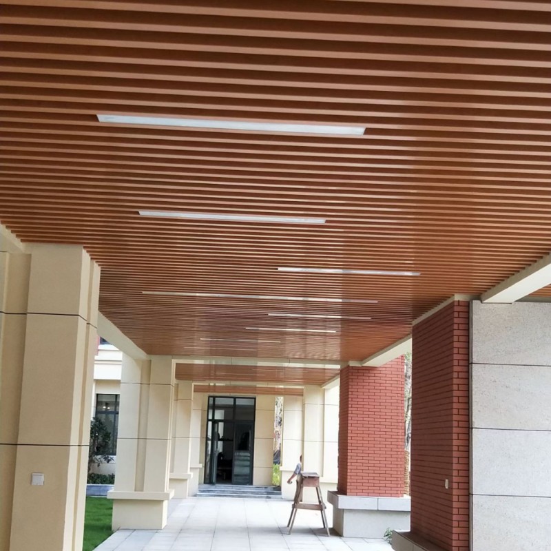 Suministro de aluminio / zinc cuadrado techo de aluminio exterior cuadrado tubo de madera cuadrado perfil cuadrado aleación de aluminio metal impermeable