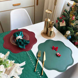 仿皮革花朵餐垫防水防油西餐具垫圣诞红绿装饰隔热垫圆形压花盘垫