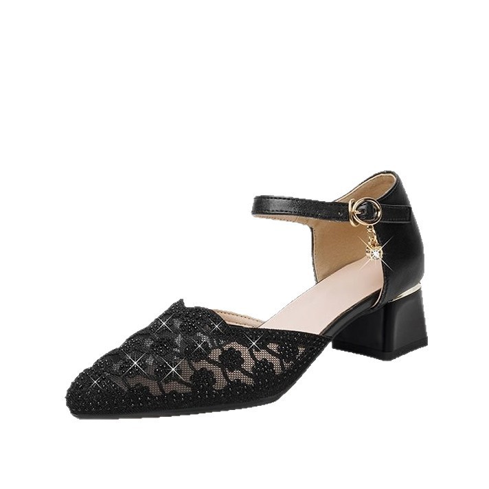 Nuevas sandalias para mujeres 2026 verano nuevo taladro de malla de diamante hueco de diamante suave zapatos de moda de madres