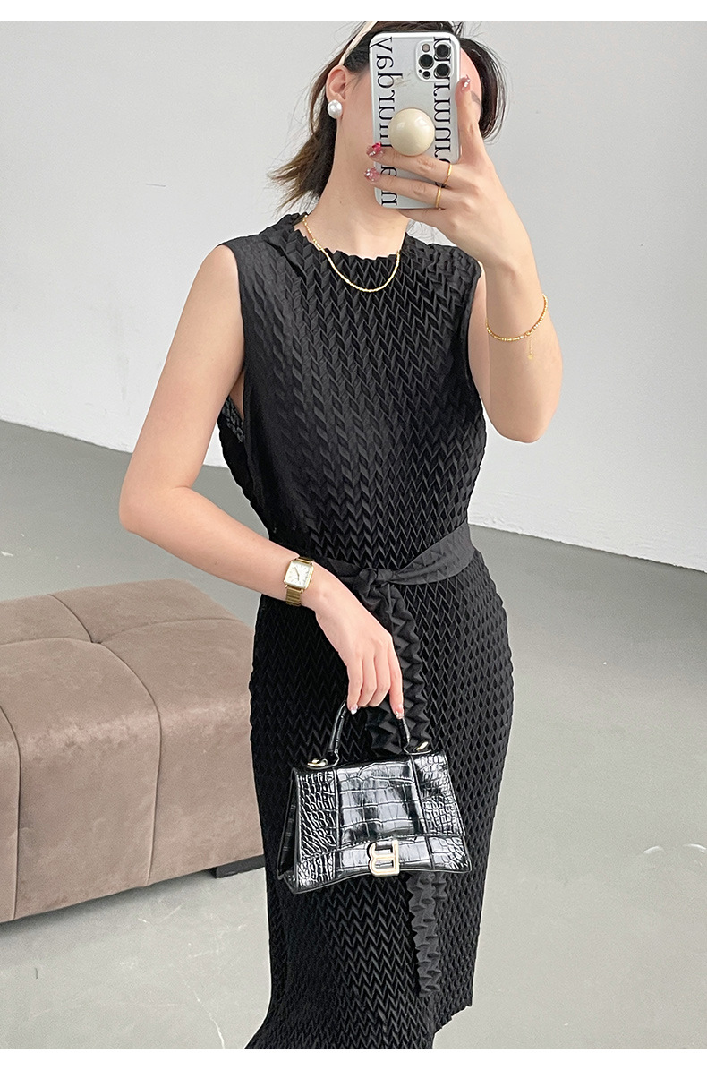 Đầm suông midi xếp ly không tay ôm eo phong cách Miyake — Màu đen chi tiết 7