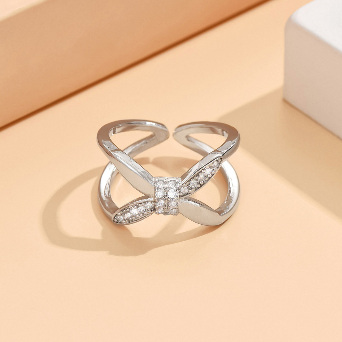 Nuevo anillo de lujo ligero coreano de nicho, anillo de bronce cruzado abierto, anillo de piedra de microcromo, anillo de dedo rojo