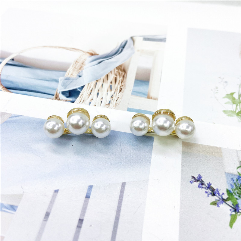 Simple Three Pearls Geometric Metal Stud Earrings Wholesale display picture 4