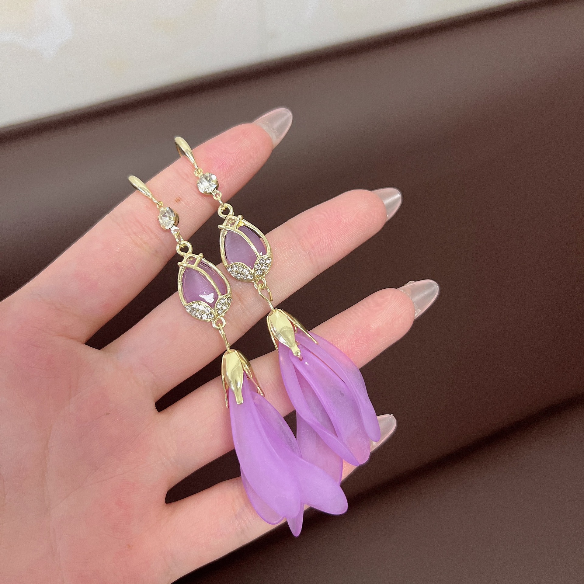 2024 Pendientes de borla de moda de nuevo estilo Pendientes largos de temperamento Pendientes de pétalo de espiga de circón con incrustaciones de súper hadas