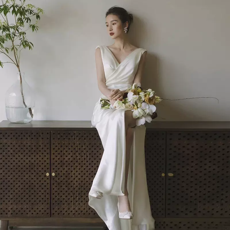 法式轻婚纱2025新款新娘缎面鱼尾户外白色超仙森系V领礼服出门纱