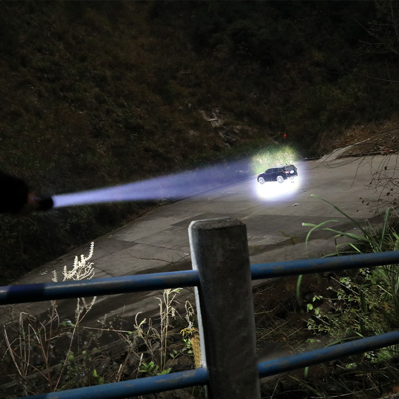 Transfronterizo linterna LED de aleación de aluminio Pantalla de energía de carga P50 zoom telescópico de iluminación al aire libre al por mayor