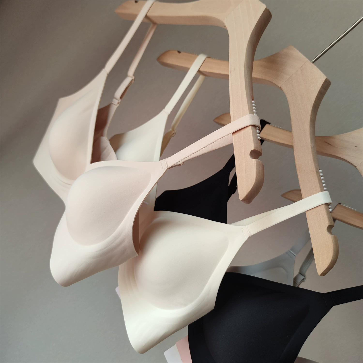 Glossy underwear, straps, comfortable wireless bra