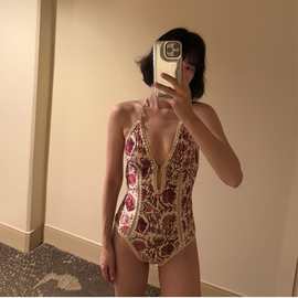2025新款泳衣女高级性感挂脖印花连体小胸显瘦泡温泉绝美沙滩度假