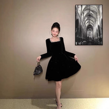 春秋黑色丝绒连衣裙女轻奢赫本风气质收腰显瘦方领长袖a字短裙子