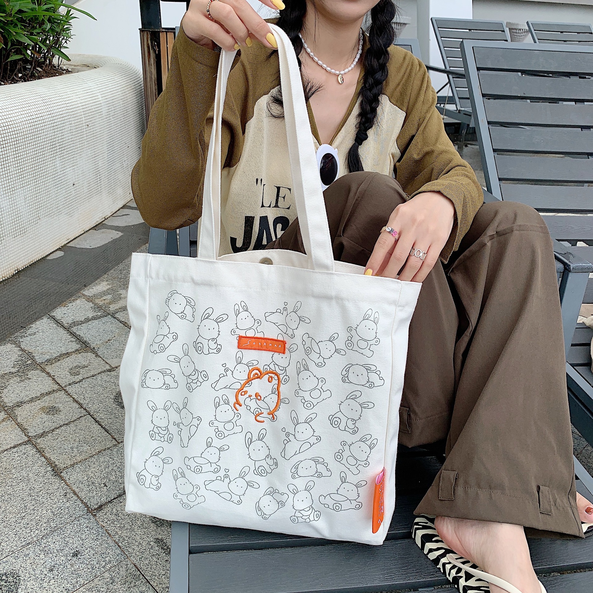 Stock 26104 Little Rabbit Canvas Bag, large-capacity single-shoulder bag for women, simple student double-shoulder handbag, durable Application Scenario