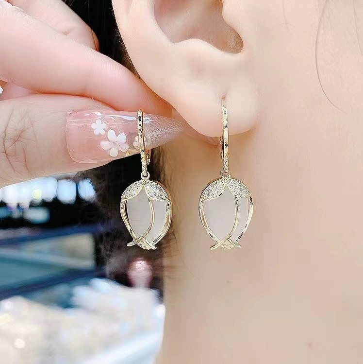 Серебряные серьги-бабочки с жемчужной вставкой, серебряная игла, двойное ношение, яркий фуксия акцент, 6 см