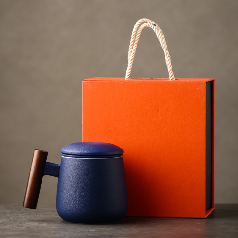 Taza de agua simple de cerámica para hombres, separación de té, taza de oficina de alta gama con tapa, taza de té con filtro especial personal, tallado