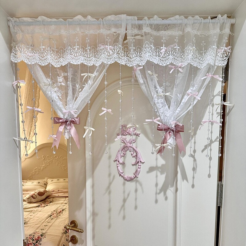蝶結びのカーテンの寝室に部屋のビーズチェーンを配置してピンクの少女の心の雰囲気を改造します。|undefined