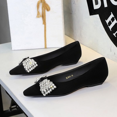 3685-H03 French Commuter Women&apos;s Shoes Versatile Xishi Velvet Diamond Bow Slope Heel Temperament Pointed Small Sing