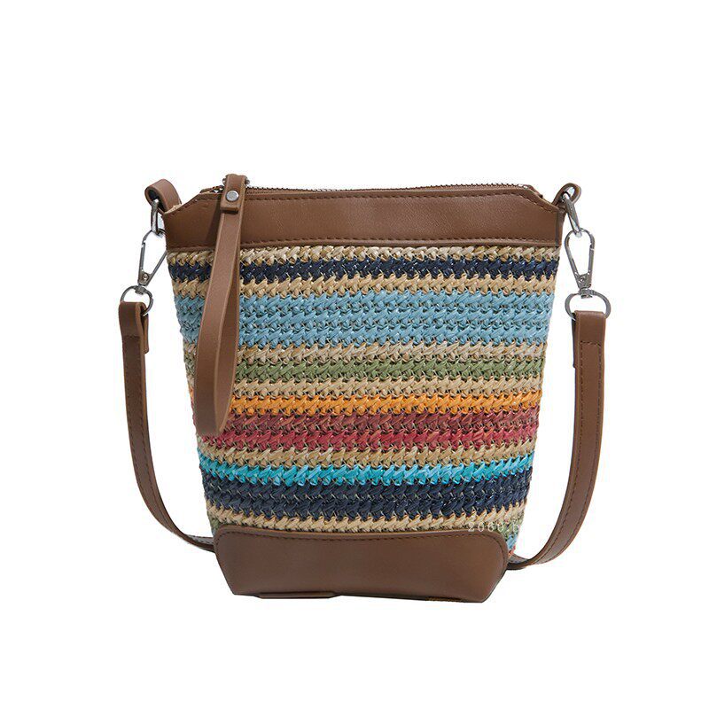 Vacaciones de un solo hombro cubo nuevo bolso de estilo 2026 nicho de moda de playa de arena inclinada mujer tejido bolso a rayas de verano