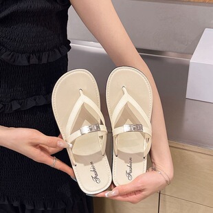 ������Ů���ļ����sƽ���⴩�A�_����Ь��߅�r��ɳ�����e��Ů�L��