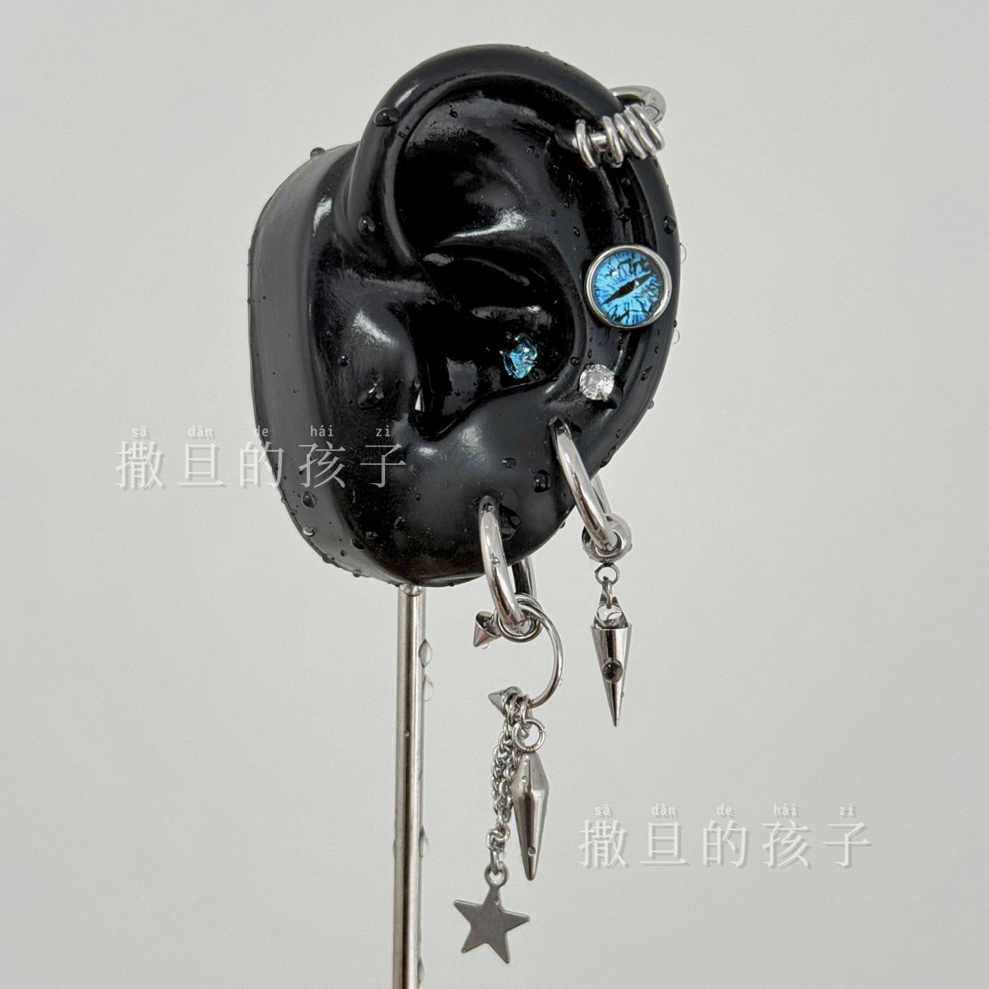 16G labret stud size and finish detail