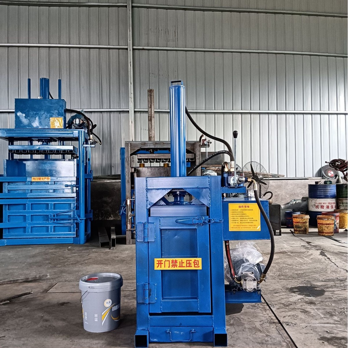 小型油漆桶压扁机油桶压缩打包机立式液压打包机