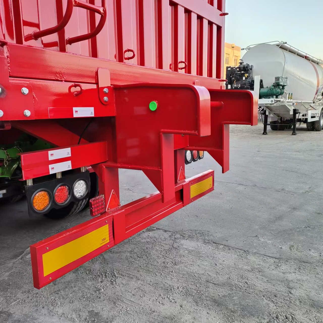Cross-Border Export of 13m Type Box-Type Semi-Trailers for Transportation, Manufacturer-Specific Heavy-Duty Box-Type Trailers, Side-Turning Semi-Trailers