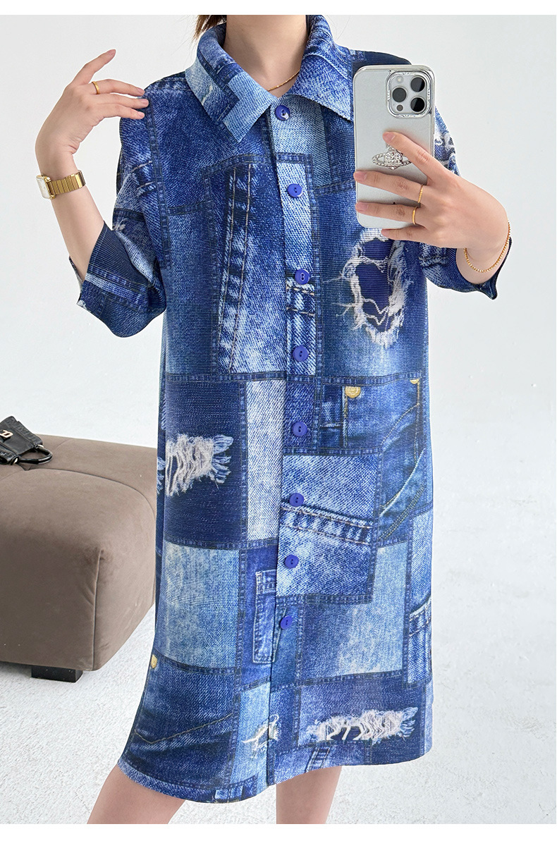 Váy liền thân denim in họa tiết, dáng suông cổ trụ, dài trung bình — Màu xanh lam chi tiết 9