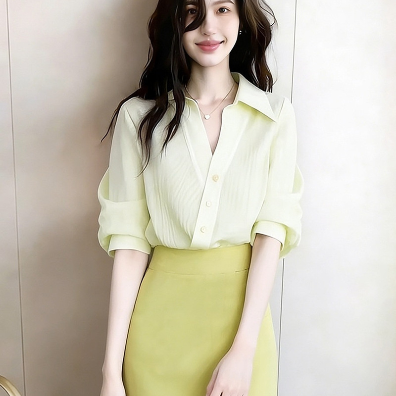 A Complete Set of Early Spring Outfits, Including a Youthful and Stylish Korean-Style Green Shirt Set with a Chic Vibe
