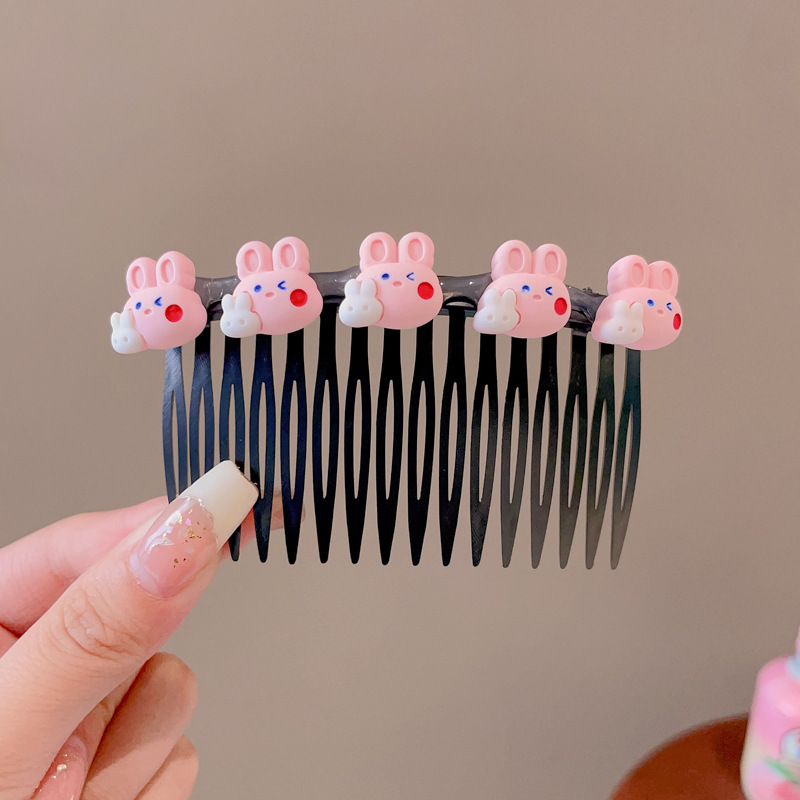 Arteto de acabado de cabello roto de niña