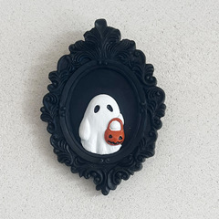 国境を越えたハロウィーンゴシック式は砂糖を飲まずにいたずらをするかわいい幽霊の壁に樹脂を飾って装飾品を飾る