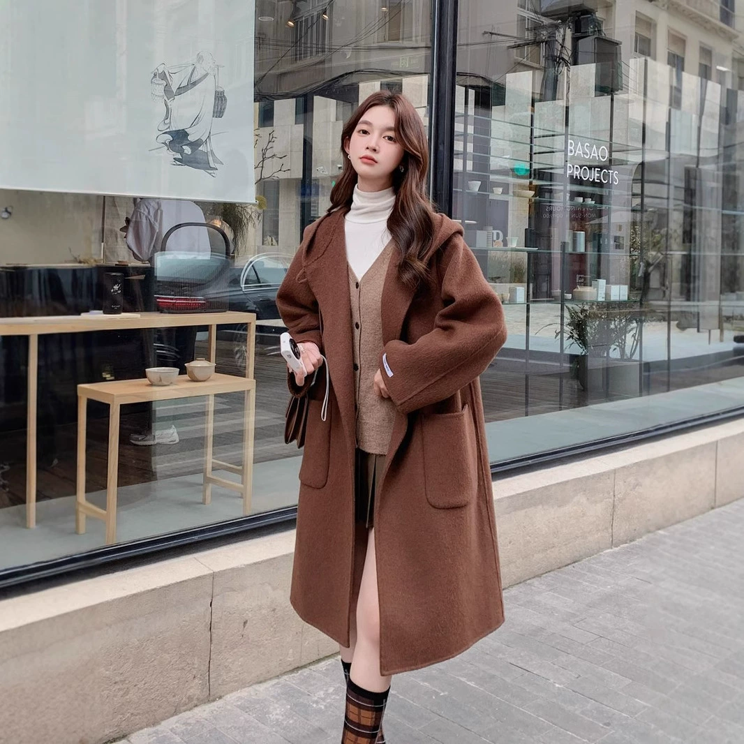 Шерстяная верхняя одежда женская 2024 осень-зима новая с роговыми пуговицами в стиле Хепберн средней длины с капюшоном