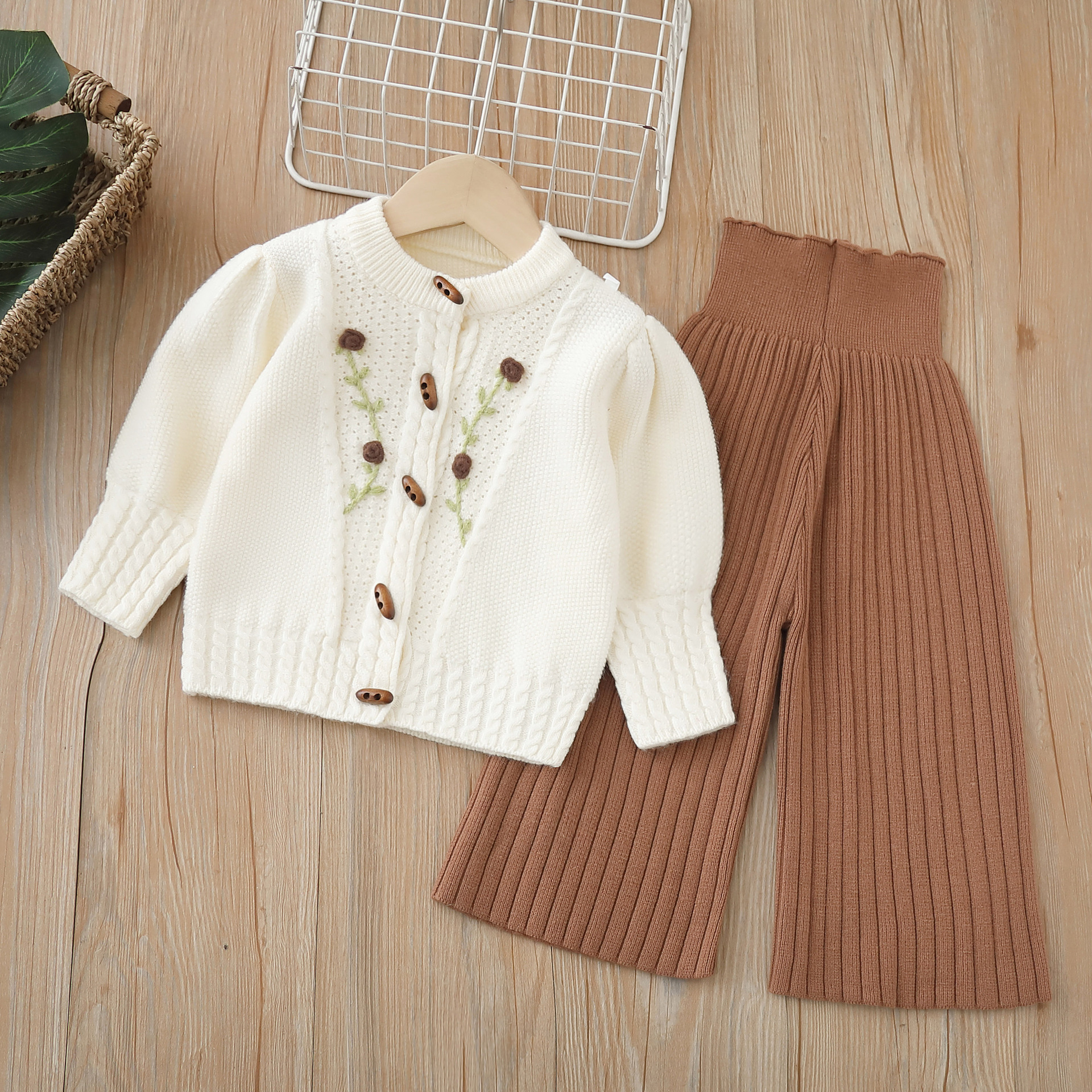 Set pantaloni tricotați din două piese pentru fete, toamnă/iarnă 2024, model nou, model Treasure, model lucrat manual cu flori_voghion.com