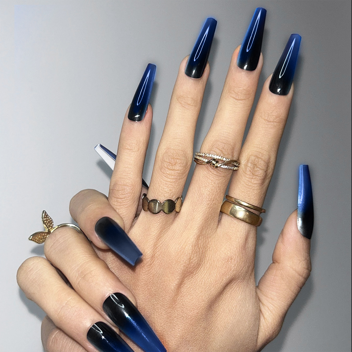 FUENTE Ventas directas de fábrica caliente chica azul blanco pieza de uñas desgaste manicura de uñas de longitud media desmontable desgaste pieza de uñas