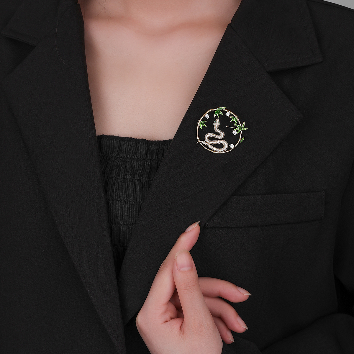 Zodiaco de viento chino broche de serpiente bambú sección alta significa broche temperamento flor pectoral mujer anti-desnudo accesorios de ropa