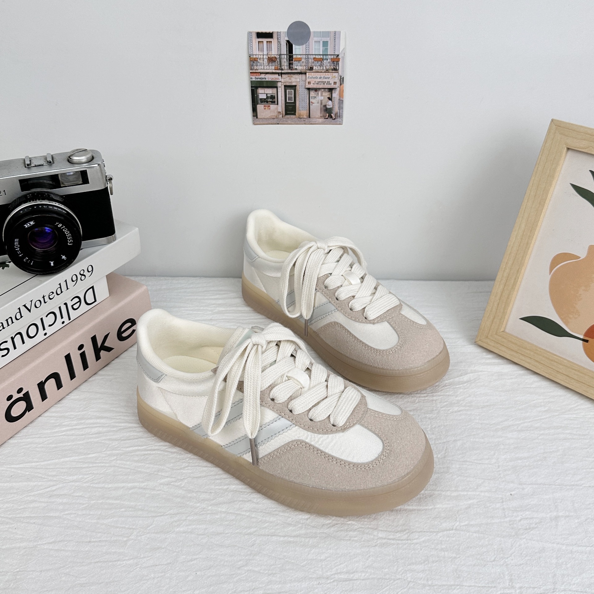 Zapatillas de deporte de entrenamiento de onda lejana para mujer 2025 nuevo estilo verano transpirable punta redonda nicho ballet estilo todo fósforo pequeños zapatos blancos para el cabello